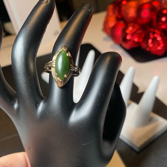 Vintage gorgeous natural Organic jade set in 10k gold. 
Size 7 - Picture 8 of 8